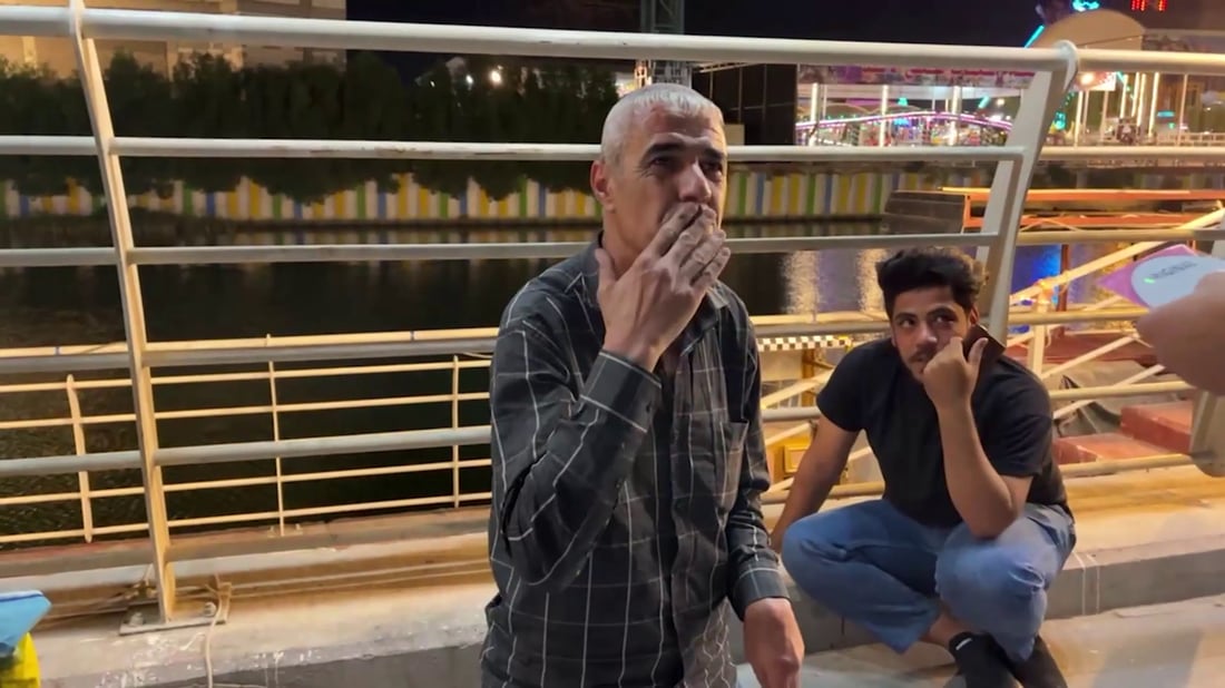 كردي مجنون بالغناء على كورنيش البصرة.. جمع زبائن “السي دي” حوله باستعراض مميز (فيديو)