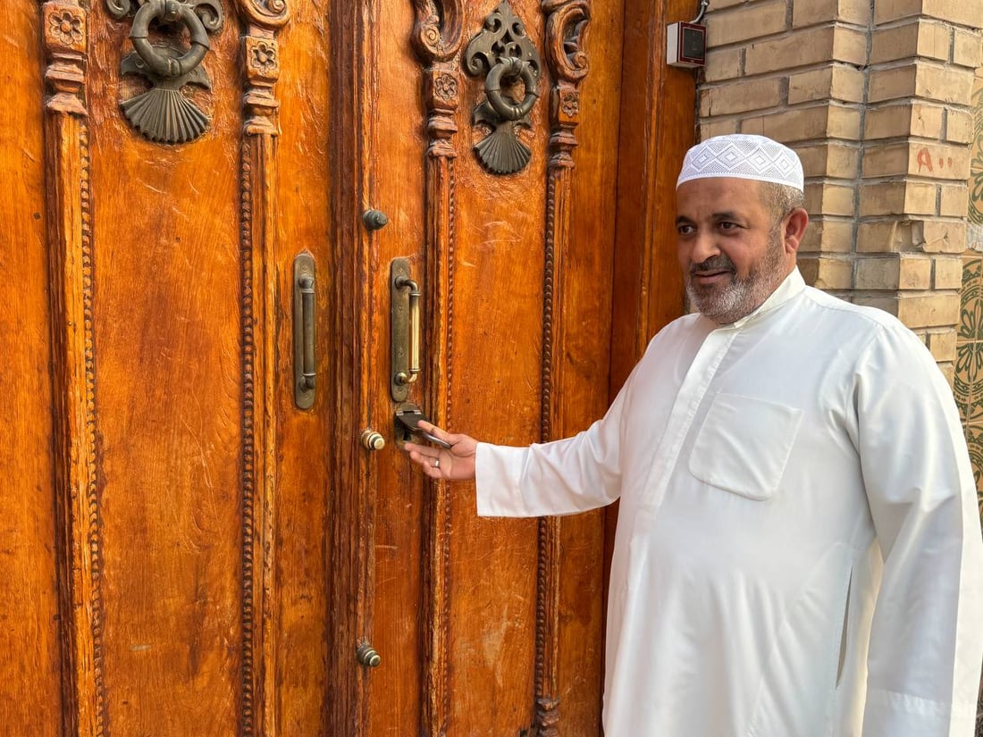مفتاح طوله متر لبوابة مسجد أهل نجد في الزبير وعلى القفل اسم الأمير