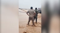 صور: الجيش ينقذ عوائل ومركبات من وسط سيول كركوك وصلاح ا...