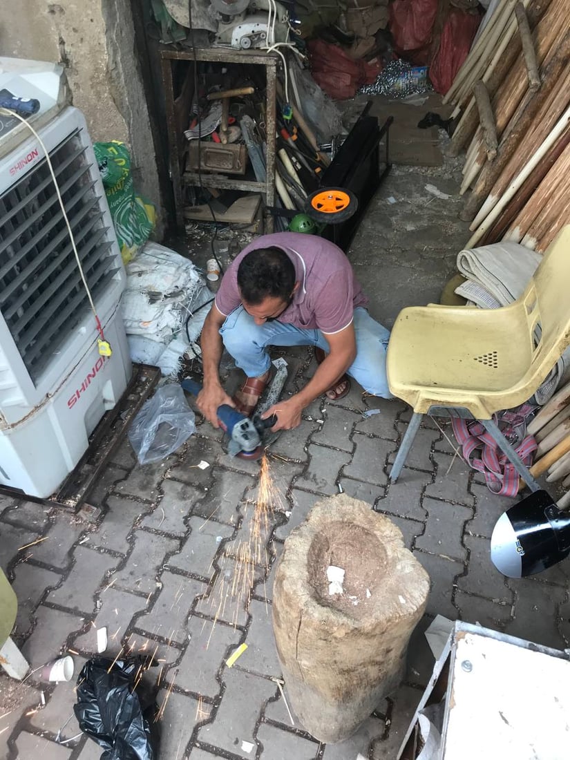 صور برائحة صفصاف الصويرة.. جعفر النجار يعرض صنائع يديه ويباهي بـ 100 عام مع الخشب