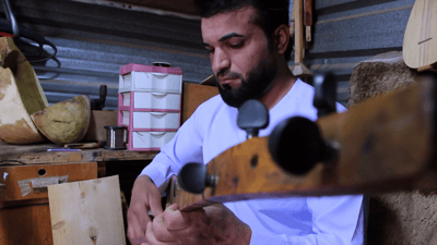 من أخشاب الجوز والتوت والمشمش.. عباس واسماعيل يصنعان “بزق سنجار” (فيديو)