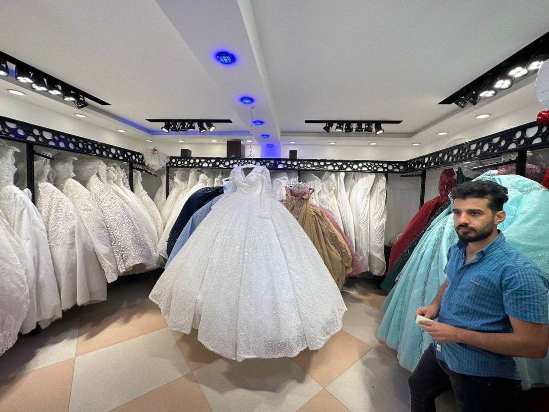 خريف الموصل مختلف.. الأعراس بدأت والسيدات يفضلن الفساتين التركية (صور)