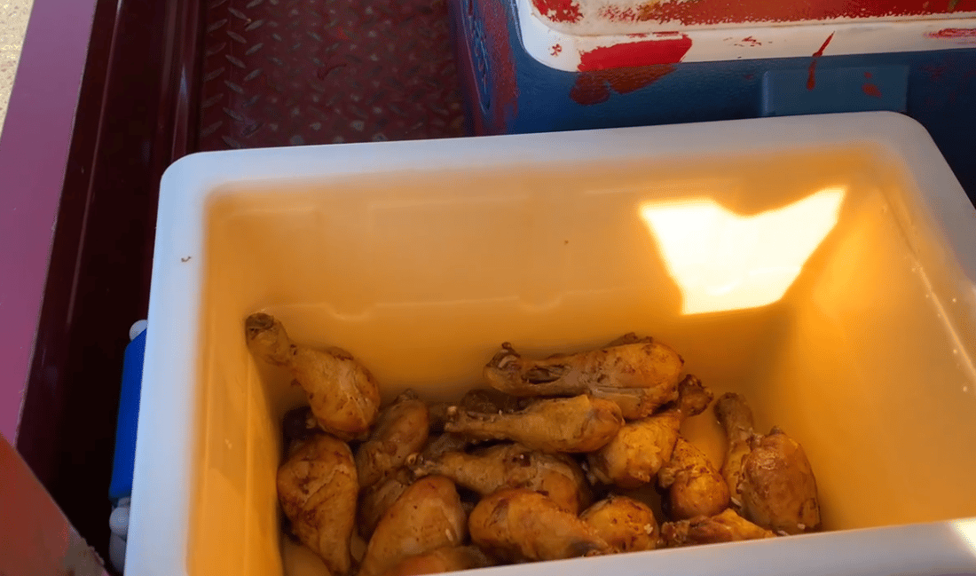 “تمن ومرق ودجاج” بـ 2000 دينار.. 10 عربات تشبع الجائعين في المنصور واليرموك (صور)