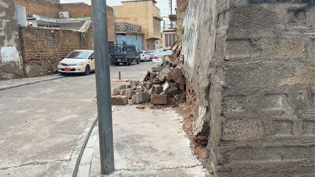 باران دیواری چەند گەڕەکێکی کۆنی هەولێری رووخاندوە