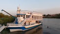هذه سفينة وصلت إلى الكوت قادمة من شط العرب.. يخت سياحة يتعهد بمواصفات أمان ياباني