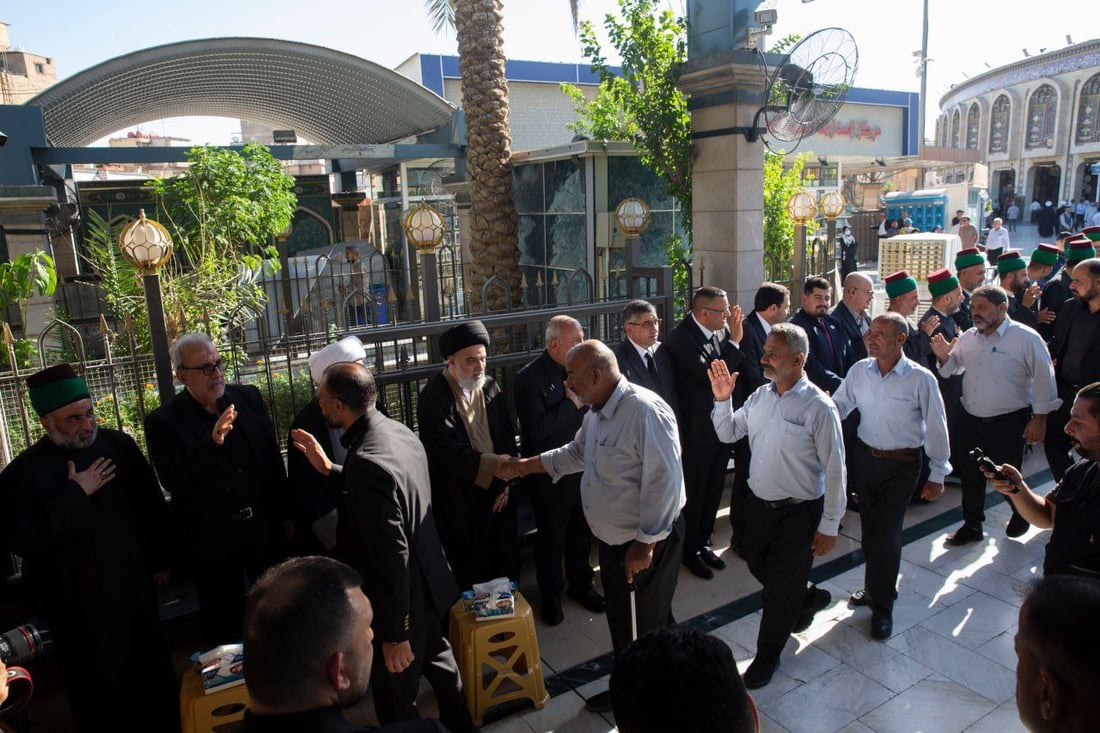 فيديو: وكلاء المرجع السيستاني يستقبلون التعازي بنصر الله بين الحرمين في كربلاء