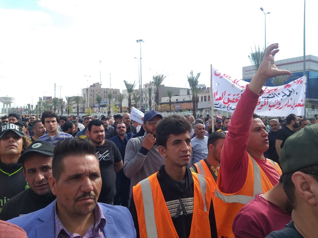 فيديو: تظاهرة للموظفين عند المنطقة الخضراء.. “سلم رواتب عادل أو الإضراب”