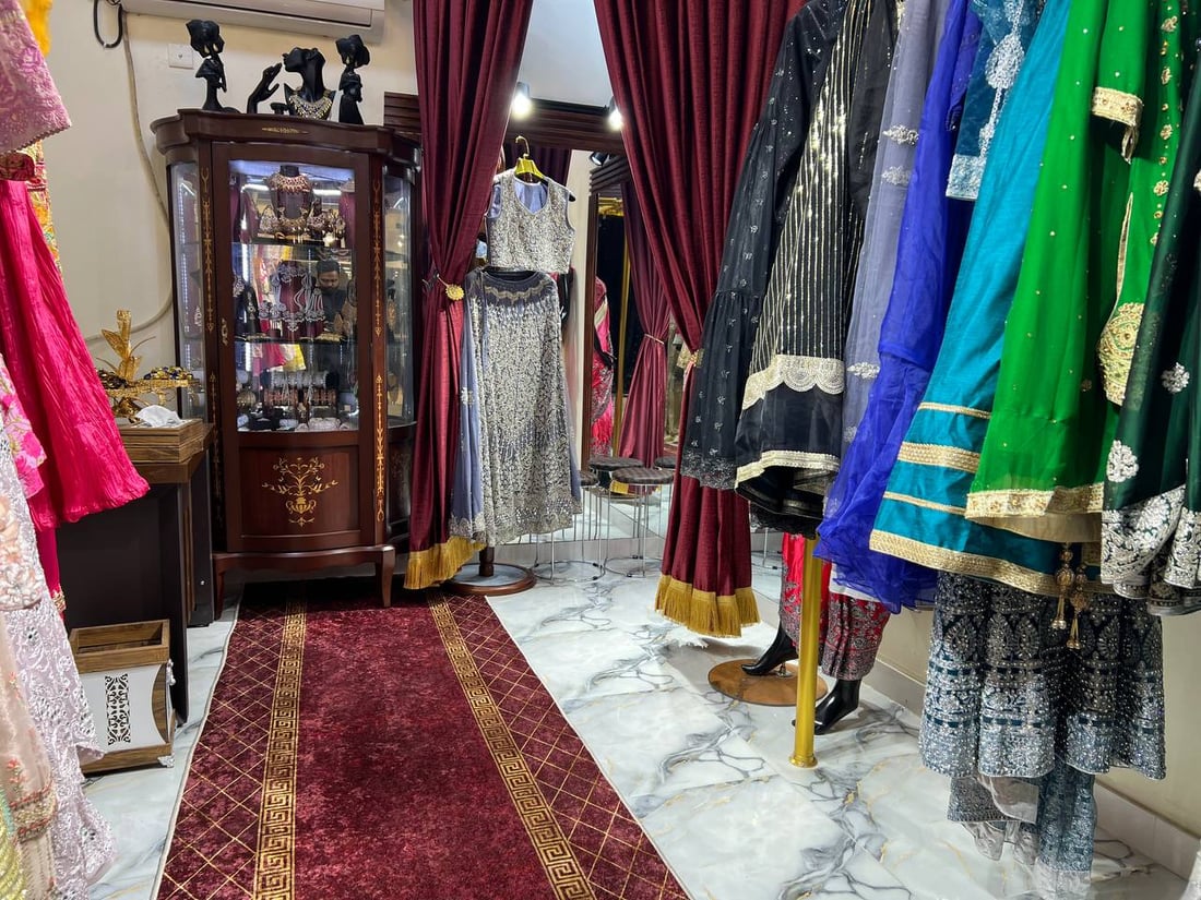 بنات الكوت يجربن ملابس باكستان في الأعراس.. الرجال أيضاً!