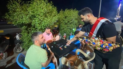 كادر مقهى كهرمانة الكربلائي احتفل بالعيد الوطني طيلة اليوم (صور)