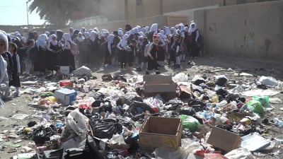 الحلة: بوابات المدارس مطوقة بالنفايات.. والبلدية لا تبرئ الأهالي (صور)