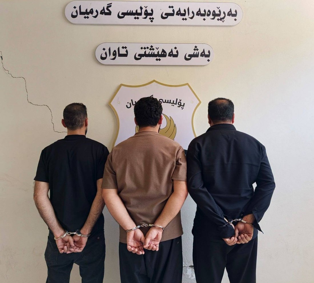 قاسەیەکی پڕ لە پارە و چەند پارچە زێڕێکیان لە ماڵێک دزی؛ دەستگیر کران