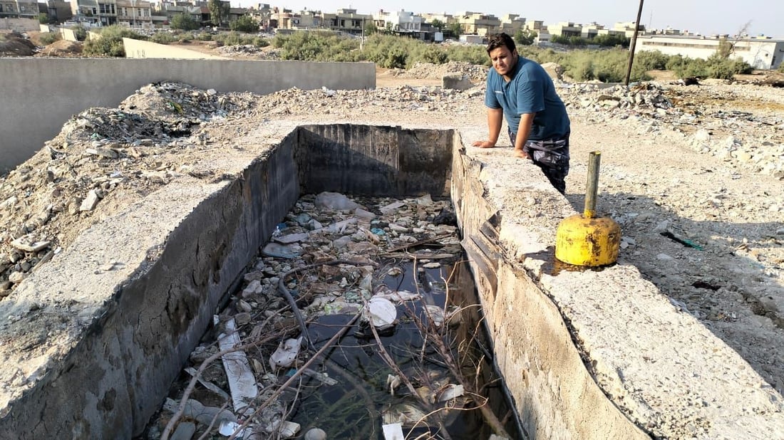 “الوضع لا يطاق والجميع يختنق”.. غازات المجاري تحاصر أهالي حي السلام (صور)