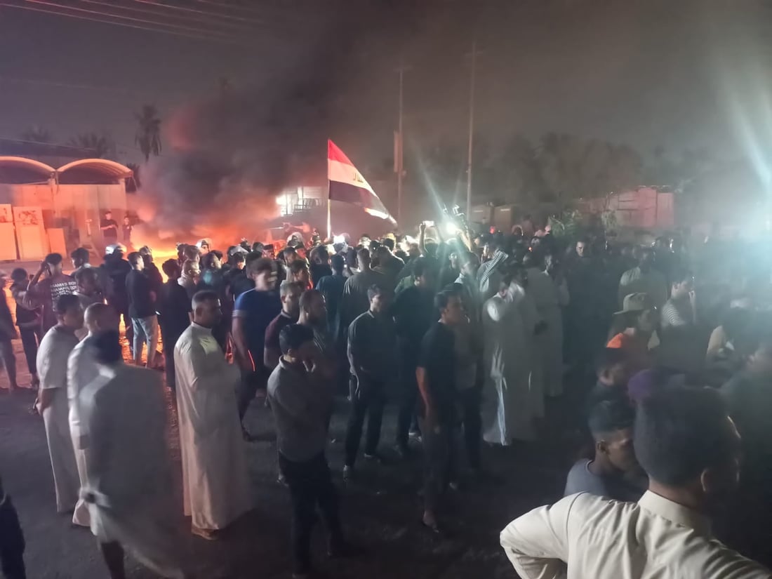 صور ليلية: المتظاهرون عزلوا الديوانية عن النجف بالنار.. المحافظ يتصل ويطلب مهلة