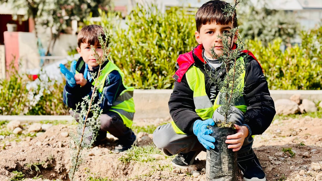 گەنجێک لە رۆژی لەدایکبوونی بە ئەندازەی ساڵەکانی تەمەنی نەمامی چاند
