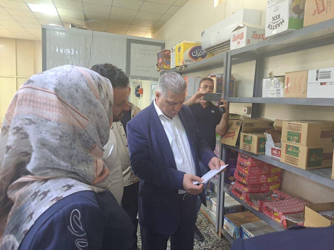 صور: أرشد الصالحي مع نائبتين يتحققون من وزن الصمونة في سجن بغداد المركزي