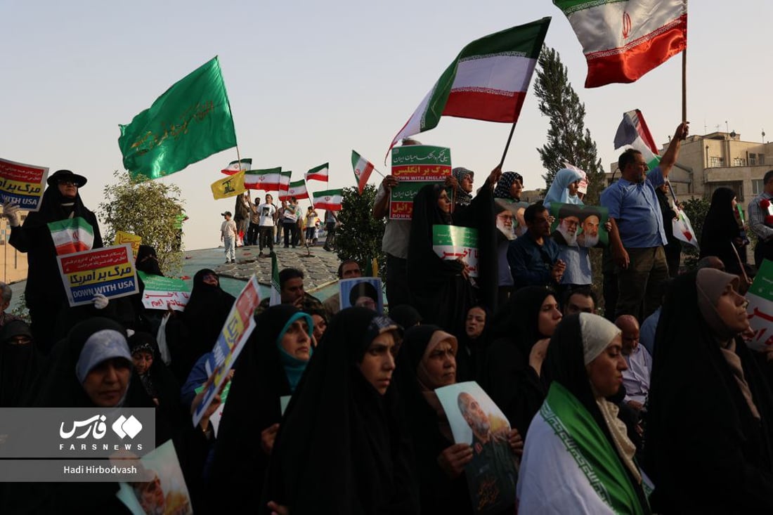 “الموت للأميركان”.. فيديو: طهران تحتفل بالنصر وشيراز تغني بالعربية