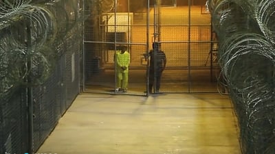 ضبط 650 هاتفاً ومئات الشرائح بحوزة النزلاء والإيقاع بتاجر مخدرات السجون العراقية