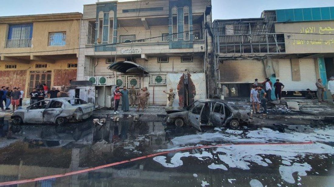 صور من بابل: الدفاع المدني يخمد حريقاً التهم سيارتين قرب مصرف المحاويل