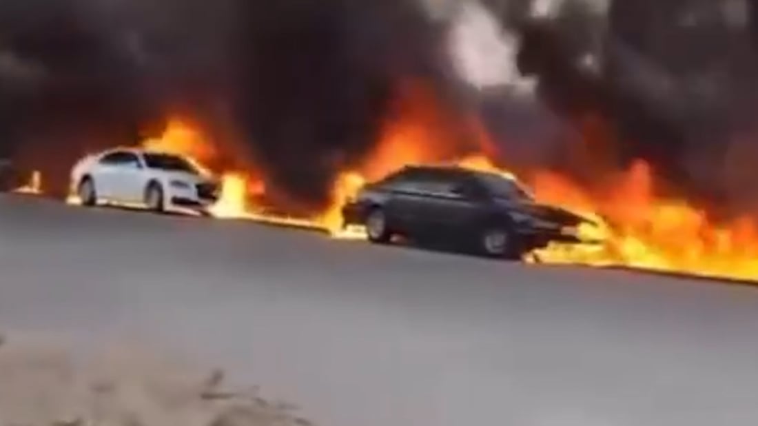 فيديو: النيران تلتهم 4 سيارات في 