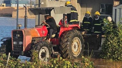 عوائل محاصرة طلبت النجدة والإنقاذ وصل بـ “تريكتر”.. صور من الحويجة