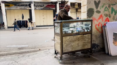 بطل العراق للملاكمة يصلح الساعات في شارع الرشيد!