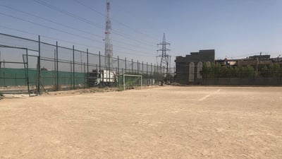 صور من ملعب “أبو دشير”: الشبان يجازفون على “أرضية متحجرة” ولا بديل