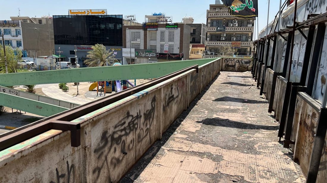 صور مقلقة لجسر المشاة في شارع فلسطين.. لا يستخدمه المارة