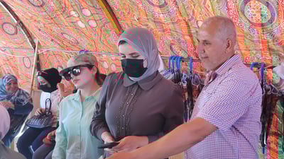 باوکێک 17 رۆژە لەبەر کچەکانی لەناو خێمەدا دەمێنێتەوە