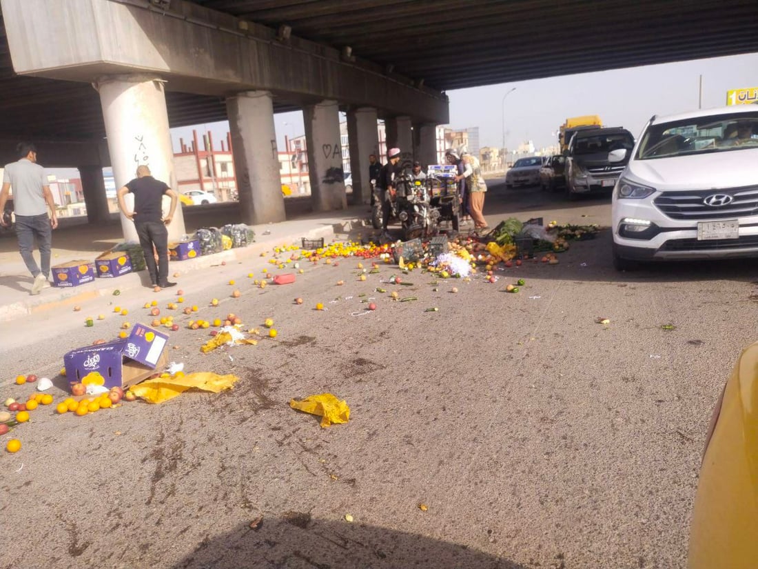 السماوة: “كوستر” يقلب “ستوتة” فواكه.. البقال مصاب والبضاعة تلفت في الشارع