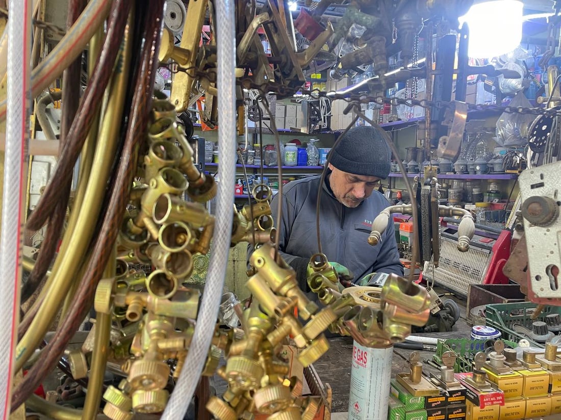 آخر مُصلحي الأقفال في مدينة الصدر: نجمع أكثر من مهنة لنواجه “الصيني”