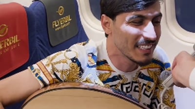 کارمەند رواندزی گۆرانی بۆ گەشتیارانی فڕۆکەیەک دەڵێت