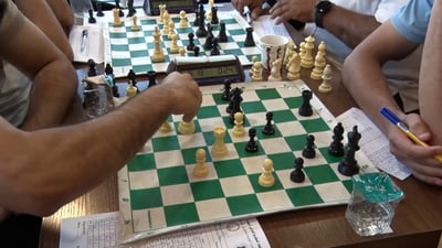فيديو: 5 أيام شطرنج حامية في البصرة.. 5 لاعبين تأهلوا إلى نهائيات العراق