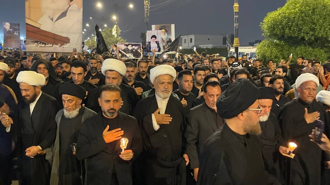 صور ليلية من مدينة الصدر.. حشود تحمل الشموع والتابوت الرمزي في ساحة مظفر