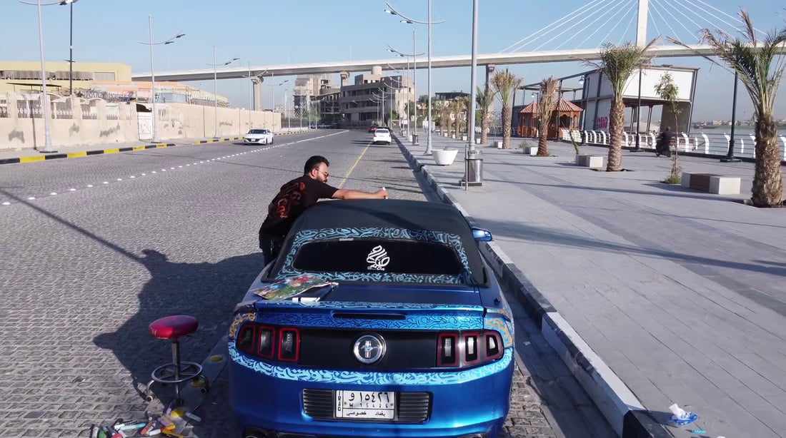 فيديو: البصرة مجنونة بفورد موستانغ.. على جسدها نقش عربي بدل الإنكليزي
