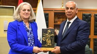 وزير السياحة يطالب السفيرة الأميركية بإعادة الآثار ال...