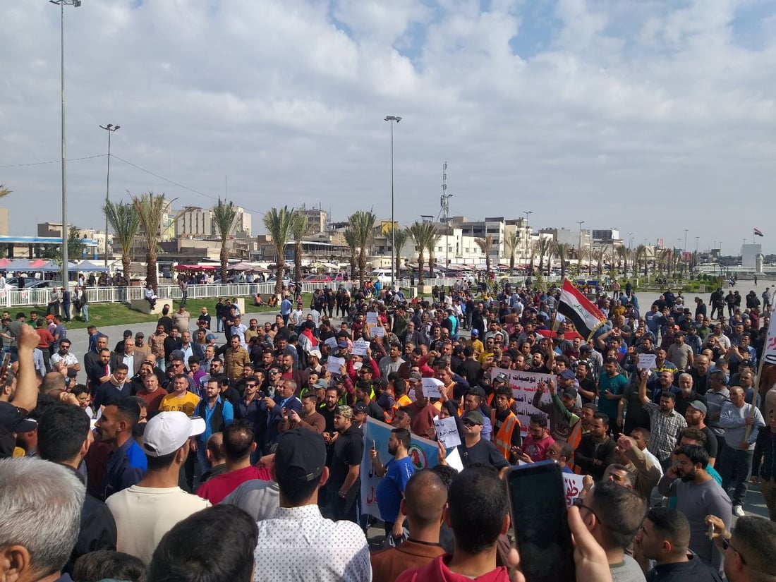 فيديو: تظاهرة للموظفين عند المنطقة الخضراء.. “سلم رواتب عادل أو الإضراب”