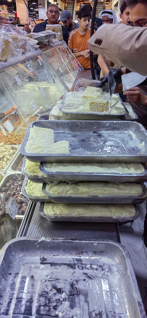 صور من الموصل: مركز تجاري يبيع القيمر “تحت السوگ”.. 150 كيلو نفدت خلال دقائق