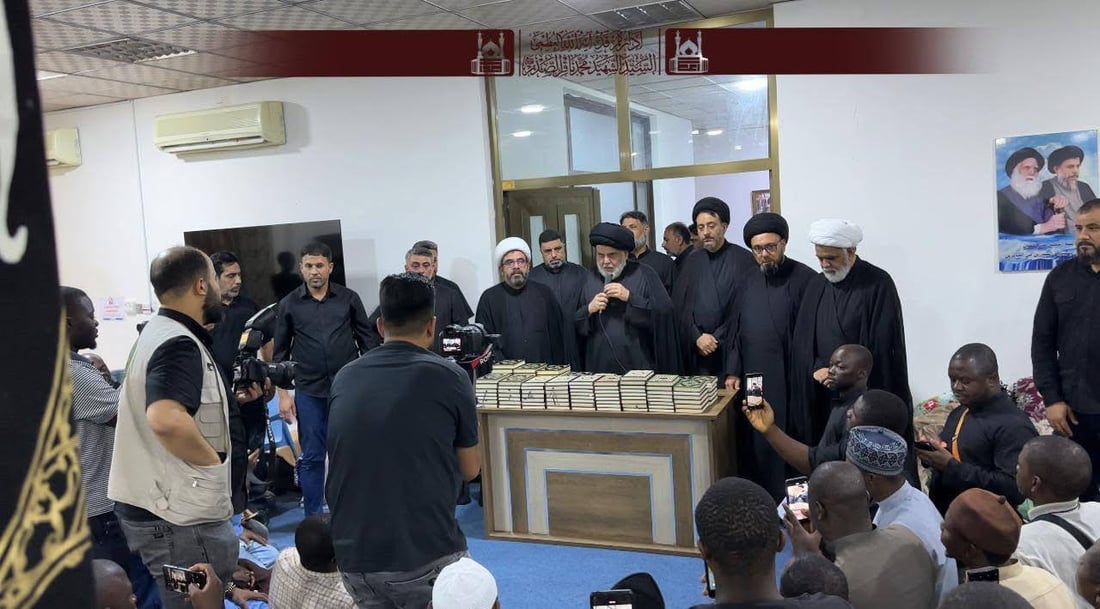 صور: مشاية أفريقيا يزورون الصدر في مرقد والده