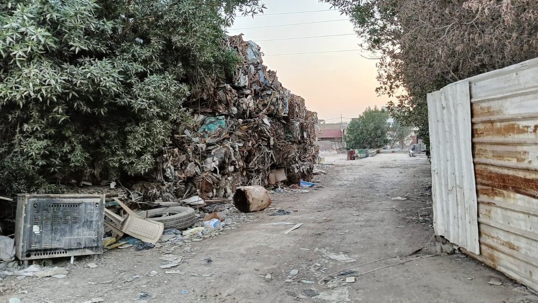 صور: المشهد السيء عند مدخل حي المشاتل لن يستمر.. أمانة بغداد تنذر أهل السكراب