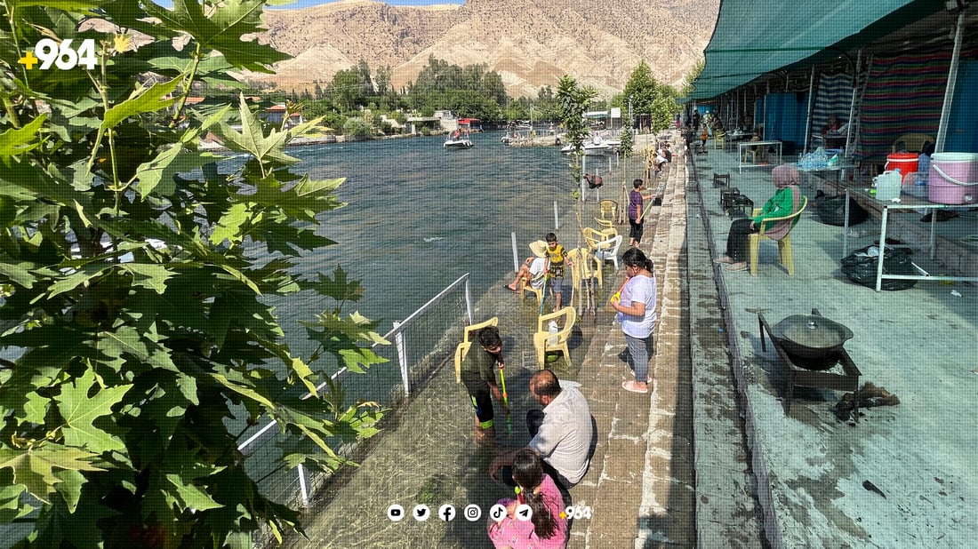 بە وێنە: دوکان پڕ گەشتیارە