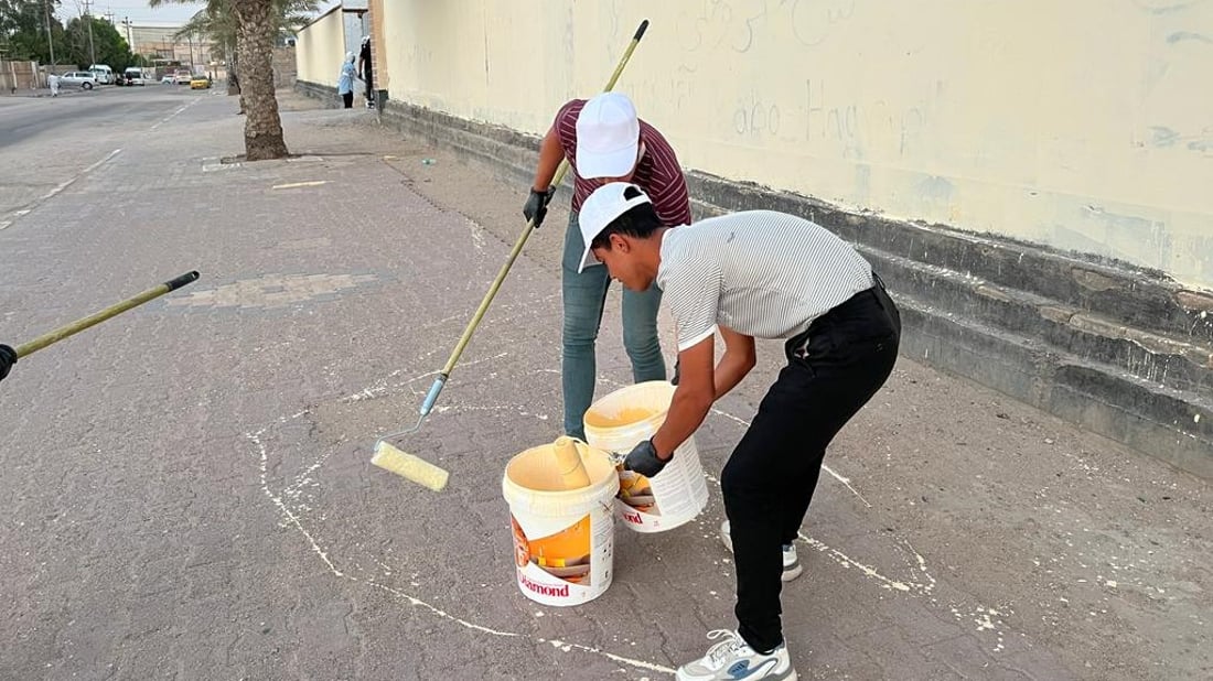 متطوعون عملوا بلا كلل واختاروا ألواناً جذابة.. مدارس الزبير أجمل الآن (صور)