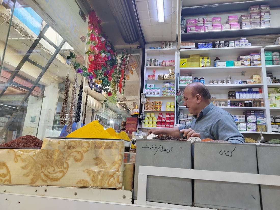 دوکانە رەنگاورەنگەکەی حەکیمی ئاڵەت 70 ساڵ تەمەنی کردووە