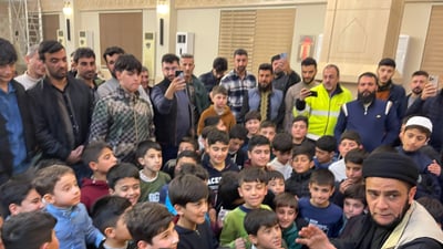لە مزگەوتێکی هەولێر دوای نوێژی تەراویح خەڵات دەبەخشن