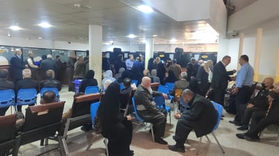 له‌ ناحیه‌ى مه‌یدانه‌وه‌ هاتووته‌ كه‌لار موچه‌كه‌ى وه‌ردەگرێت دەیداته‌وه‌ قه‌رز