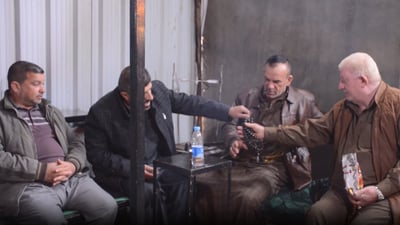 لا أرگيلة ولا دومنة.. حسين علاية يجمع شيّاب بلد على شاي الحطب من الإفطار حتى الفجر
