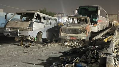 صور من مدينة الصدر: مشروع “الچوادر” المتلكئ يتحول إلى مقبرة لهياكل السيارات