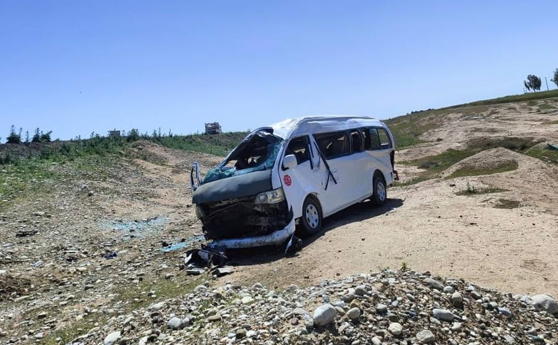 12 مصاباً بانقلاب “باص” جنوبي كركوك.. غالبيتهم نساء وأطفال (صور)