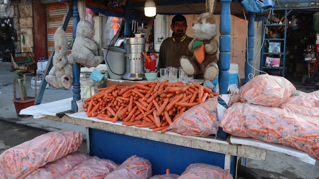 أبو حسين يعصر الجزر في الكاظمية ويشرح للزبائن فوائده: إنه يقوّي النظر