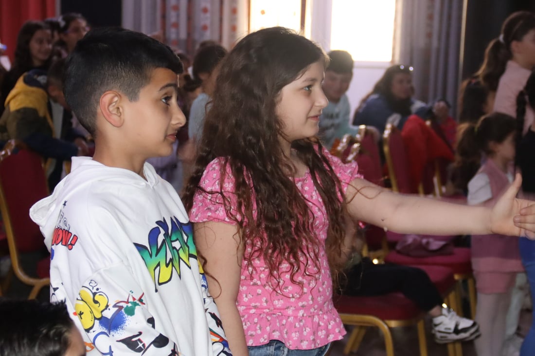 صور: مسرح دمى في عينكاوة احتفالاً بعيد الأم ونوروز والأطفال رقصوا كثيراً