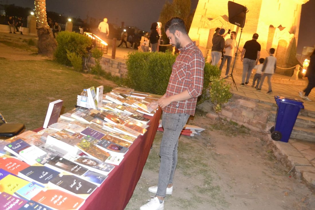 صور: حتى الصغيرة “فوف” تأتي للبيع هنا.. ليالي بغداد جعلت المتنبي باحة رمضانية